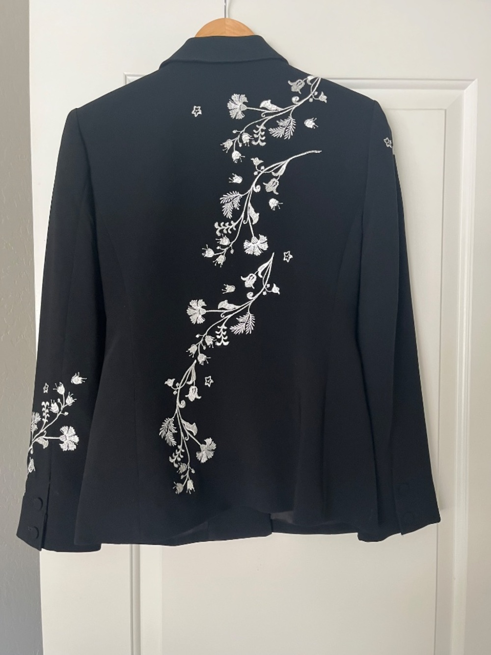 Cinq à Sept Black Gabrielle Floral Embroidered Blazer Sz 4 Quiet Luxury - Picture 3 of 11